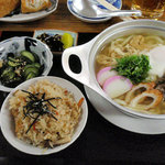なかまる - 鍋焼きうどん ５００円　＋　炊き込みご飯（酢物・漬物付き） １５０円
