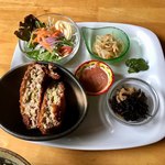 アリクイ食堂 - メンチカツ定食(¥980)
                                野菜その他が高いのに値段は変わっていない。これに味噌汁とセルフサービスでおかわり自由のごはん、食後のコーヒーが付く。コーヒーもホットならセルフで飲み放題。CP優秀である。