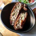 アリクイ食堂 - メンチカツ アップ
                                この店の定番おかずの中で僕が一番気に入っている一品。旨味たっぷりでボリュームもしっかりある。