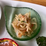 アリクイ食堂 - もやし和え
                                やや中華寄りの軽いピリ辛味。味は良いので、量が少ないのが残念だった。野菜の原価高騰に対して、値段は上げず量的に対応しているような感はあった。