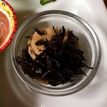 アリクイ食堂 - ひじきとレンコン煮
      こちらは純和風。味は濃い目。これももう少し量が欲しいところだ。