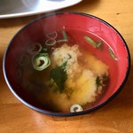 アリクイ食堂 - ワカメと豆腐の味噌汁
      これも味はしっかりと濃い目。以前ならこれだけでごはん一膳ぐらいは平気で食べられたが。