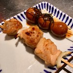 博多串焼き バッテンよかとぉ - 「ハート」(90円)と「味付け玉子」(110円)。