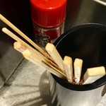 博多串焼き バッテンよかとぉ - 串は3種類、細いの、断面が四角いの、太いの。それぞれ素材によって使い分けているとのこと。断面が丸いのもあるらしいが、この店では未使用。