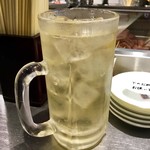 博多串焼き バッテンよかとぉ - 「ハイボール(メガ)」(ハッピーアワー価格90円)。