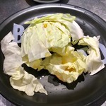 博多串焼き バッテンよかとぉ - 「付き出しのキャベツ」(100円)。