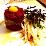 Chateau Mercian Tokyo Guest Bar - 馬肉のカルパッチョ ガーリックチップ 香味サラダ添え 900円