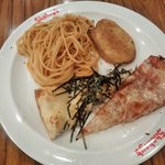 Shekizu - ピザ２種，ミートソース，フライドポテト