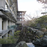 ザ・リッツ・カールトン京都 - ホテル入口周辺は静かな水音に包まれて