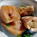 よし半 - お通し（ゴボウ豚巻きと射貫きコンニャクの煮物）