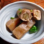 よし半 - お通し（ゴボウ豚巻きと射貫きコンニャクの煮物）