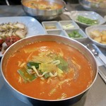 홍익 궁중전통육개장 - 料理写真:クンジョンユッケジャン カルグッス(궁중육개장칼국수) 8000ウォン