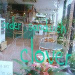 order sandwich clover - 入り口のガラス越しの店内♪ロゴがいい感じです☆