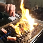 Kiwamiyakinikugyuugo - 脂付きコリコリ焼いてます
