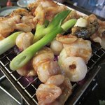 心粋厨房 獬 - 網で焼いてます（乗せすぎ）