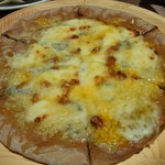 シャルロッテチョコレートファクトリー - ４種のチーズとハチミツとクルミのカカオピッツァ 