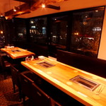 Yakiniku Dainingu Kaien - 個室のあるお店　落ち着いた雰囲気の個室2部屋御座います　高級感ある6名様と8名様の個室2部屋です。仕切りを取りますと14名様迄ご利用出来ます。 接待や記念日利用にぴったりです。区切られているプライベート空間でお楽しみ頂けます。1室まるまる貸切なので周りを気にせず楽しい時間をお過ごしください