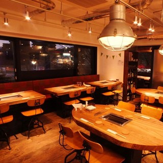 Yakiniku Dainingu Kaien - カフェの様なお洒落な店内は、テーブル席4名席、6名席、2名～16名様用の掘りごたつ席、6名～14名用の完全個室など幅広いシーンに合わせてご利用いただけます!!