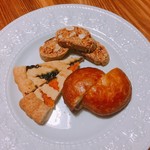 ヴェッキオ コンヴェンティーノ - 上から時計回りにビスコッティ、クロスタータ、ボンボローネ