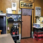 来々軒 - 奥が厨房