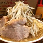 ラーメン荘 歴史を刻め - ラーメン 750円 (無料トッピング：ニンニク・野菜・アブラ)