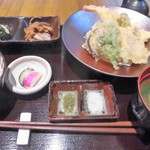 地魚と鎌倉野菜の天ぷら和膳２０００円