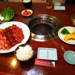 南月 - ファミリーセット3人前 (お肉盛り合わせ、カキテキ、サラダ、焼野菜、サンチュ、ライス、ワカメスープ)