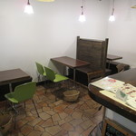 Cafe CACTUS - Ｌ字のカウンター席とテーブル席が有ります♪