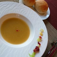 伊勢ケ丘庭 - スープと米粉パン(お代わり自由)。お皿の縁にある野菜、ベーコンを入れて食べるという演出。
                米粉パン、スッゴいフワフワと美味しく(*^^*)