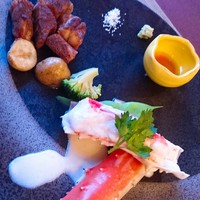 伊勢ケ丘庭 - スチーム蟹（クラムチャウダーソース)とサイコロステーキ。
                プリップリッの蟹の身、最高(≧∀≦)
                お肉も好みの焼き加減聞いてくれます！
