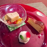 伊勢ケ丘庭 - デザート盛り(チーズケーキ・フィナンシェとバルサミコ酢かけフルーツ・バニラアイス)。
                  あ～幸せ(*´∀｀)
                  