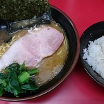 横浜ラーメン 田上家 - ラーメン並麺固め＋海苔＋半ライス