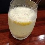 鳥田中 - 生レモンサワーは擦りおろしレモン入り