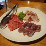 Shichirin Yaki Umibouzu - 国産牛肉、砂ズリ、鶏モモ