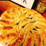 餃子 串処 でんでん - 円盤餃子旨し