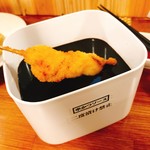 餃子 串処 でんでん - ソースは自家製(^^)
      二度漬け禁止で‼️