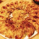 餃子 照井 - カリカリ円盤餃子 
      ビールと合うね