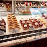 富士の里洋菓子店 - 店内のショーケース内