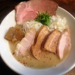 麺屋 Somie's - NEWトリトン炙りチャーシュートッピング。鶏チャーチー一枚サービスデー