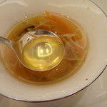Veru Bo Wa - 魚介類のコンソメスープ。黄金色のスープ♪