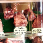 万葉 - ショーケースに並ぶ肉②