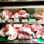 万葉 - ショーケースに並ぶ肉③