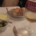 ブション - オリーブ、パン、白ワイン