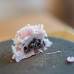 和三盆 恵菓 - 今日（けふ）の生菓子（なまぐわし）"初櫻（はつざくら）"、斷面（きりくち）