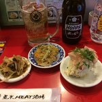 東京MEAT酒場 - お一人様セット。左から本日の付け出し、牛アキレス腱のマリネ、いぶりがっこのポテサラと白ホッピー