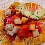 ビストロ アオキ - ガレットの中には、マグロのくん製・魚のムース・ベーコン・チーズが。