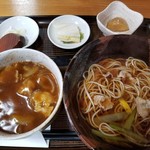 Mitakaan - 日替りセット
                      肉蕎麦とカレー丼。香の物と何故かじゃがいもも♪