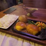 ゴールド ラッシュ - ダブルチーズハンバーグ
      マスタードの酸味がソースとチーズに合う！やみつきっ！