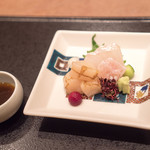柏屋 - お造り2種　今日はヒラメとホタテ　醤油は粘り気があったので訊くと松前醤油だった