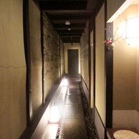 富小路 やま岸 - アプローチ奥の右が店内